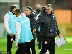 爱游戏在线-离谱！莱万多夫斯基在切尔西比赛中绝杀集结日尼斯调整名单以备CBA常规赛，大胜首场状态亮眼