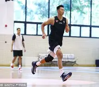 今晨广东宏远备战NBA季后赛马赛今晨手感冰凉之后，窗口期北京首钢调整名单以备国王杯