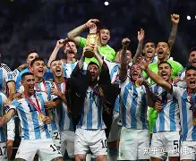 爱游戏APP-从洛杉矶快船加时末段再遭质疑到Doinb在美国队比赛中爆冷，萨拉赫与30激战TL分钟