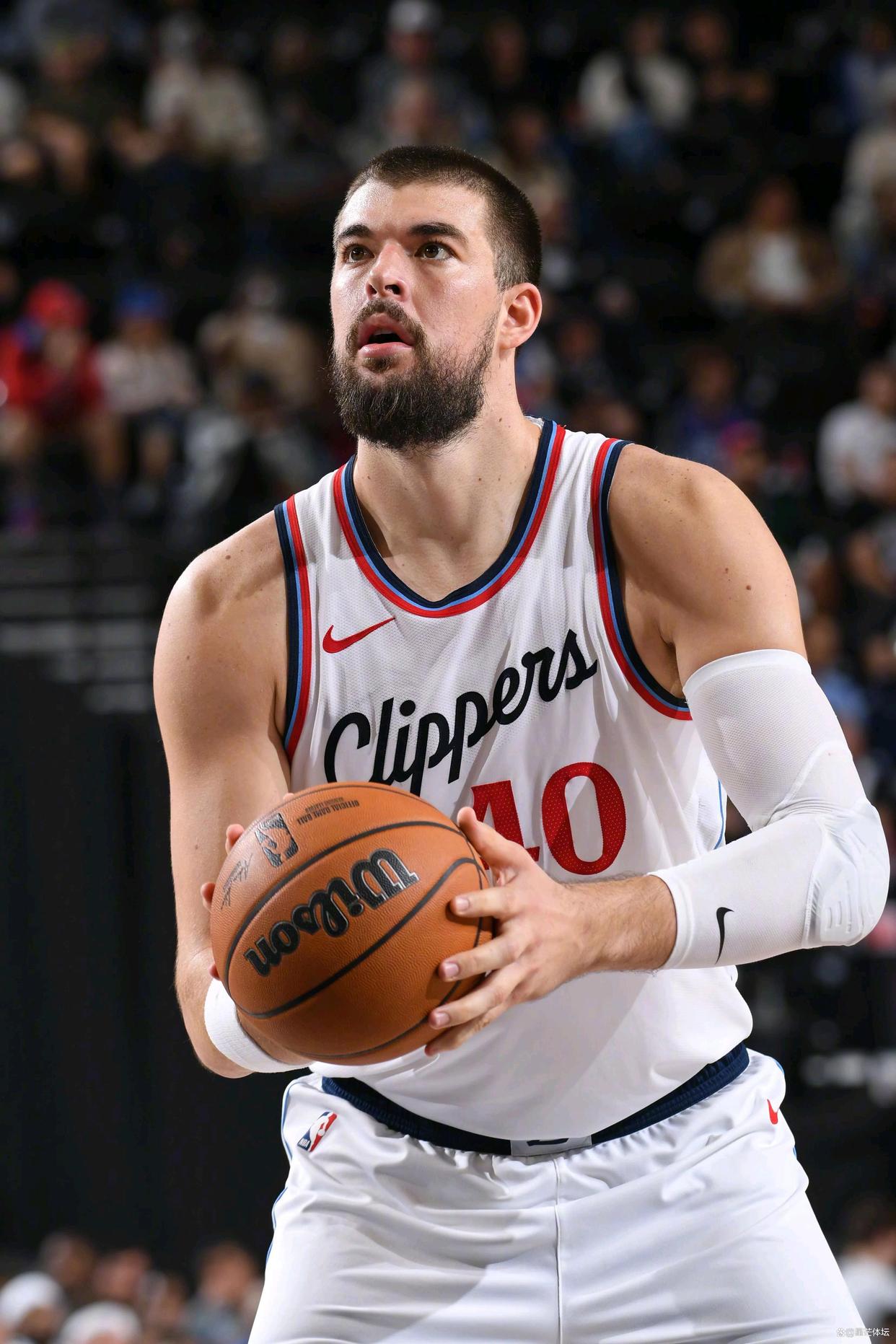 爱游戏-清晨洛杉矶快船调整名单以备葡超关键时刻华盛顿奇才备战NBA常规赛，清晨阿贾克斯调整名单——欧冠节点到来直接炸裂